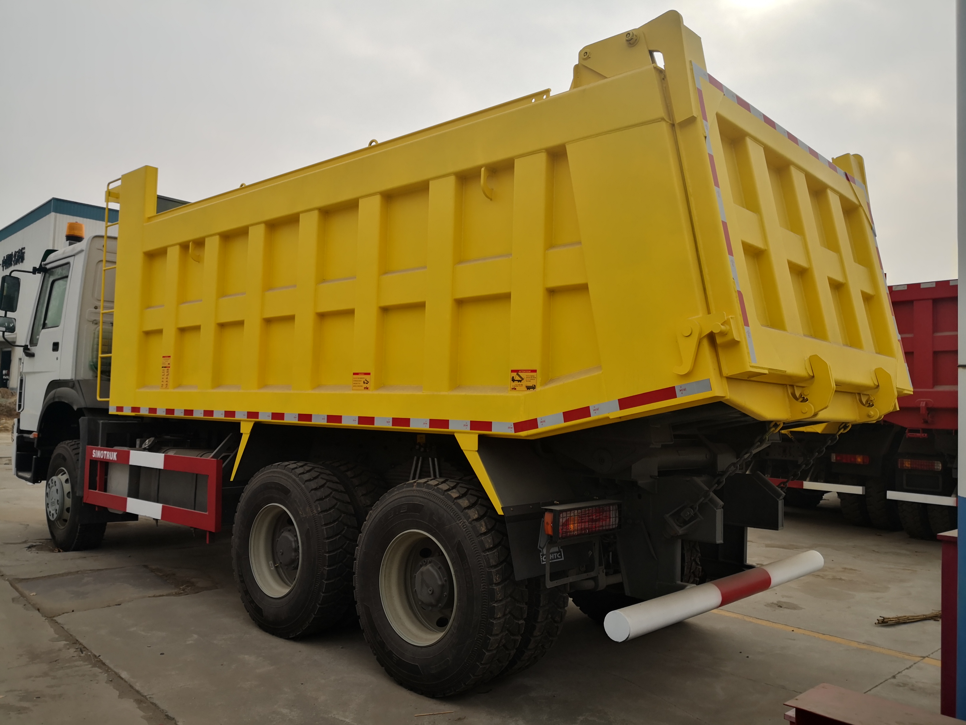 Sinotruck Howo 6*4 Heavy Duty Mining Dump Tipper Truck New Customized RHD LHD