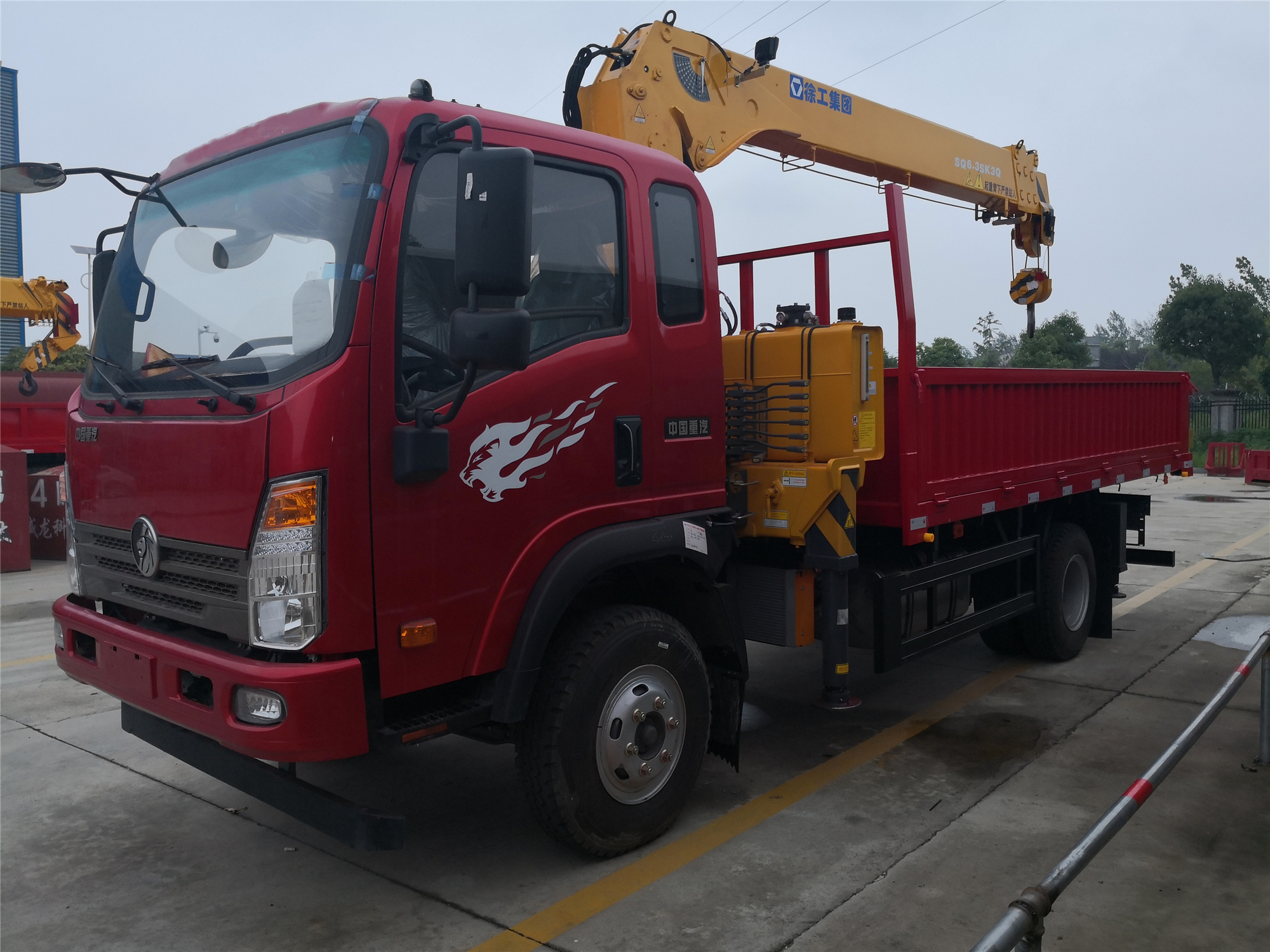 Crane Truck 4x2 Telescoping Hydraulic Boom Truck-mounted Crane Brand New Howo Customized 