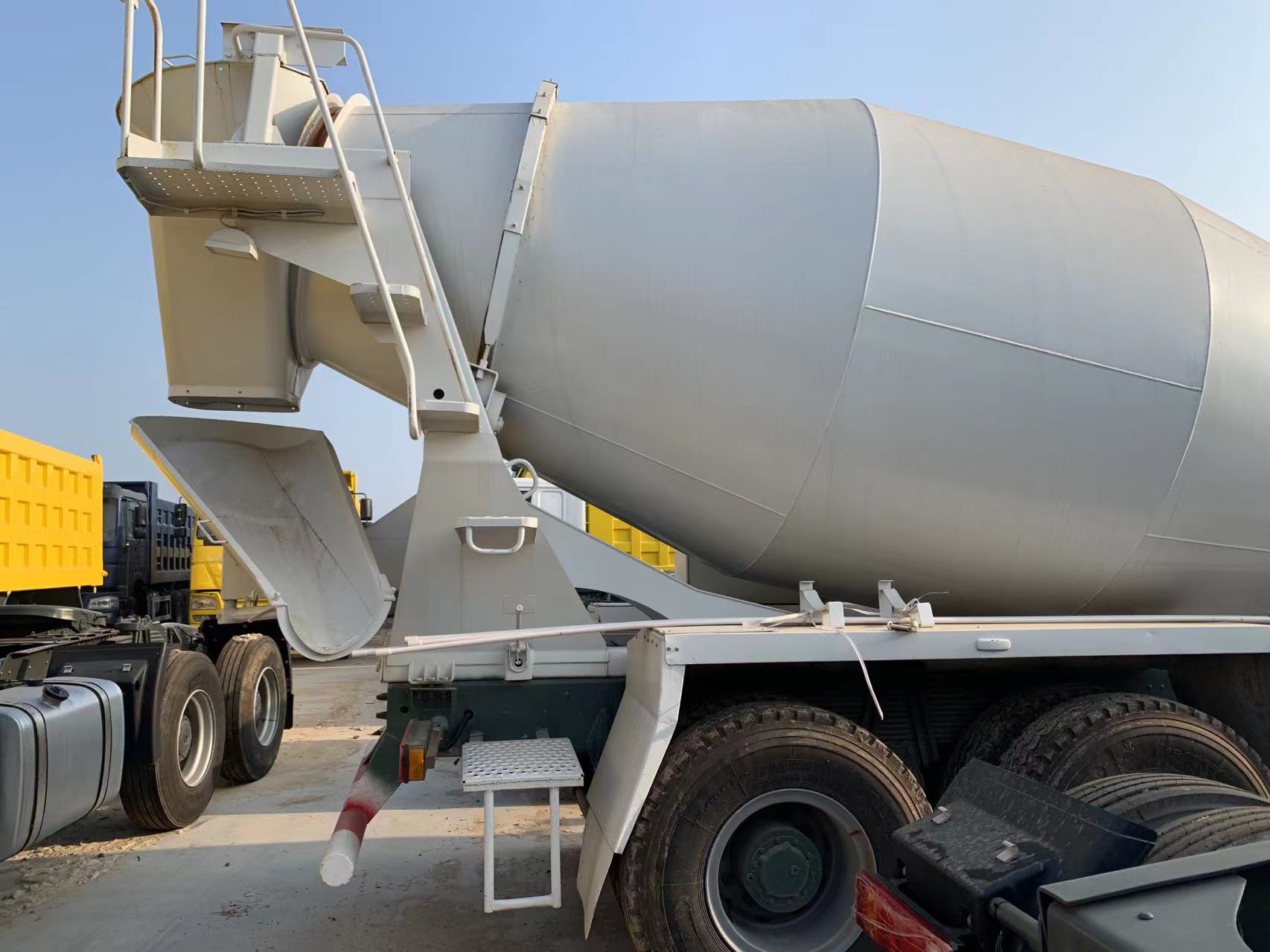 Used Sinotruck Howo Concrete Mixer Truck 6x4 Cement Mixing Truck 10 CBM Second Hand